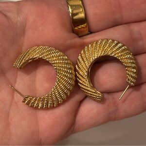 Vintage earrings - gold tone ribbed hoop earrings